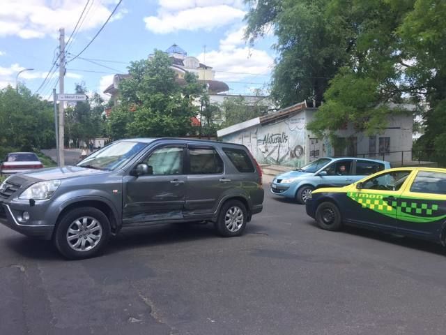 Un prezentator TV din Moldova, implicat în accident! A fost luat de ambulanță