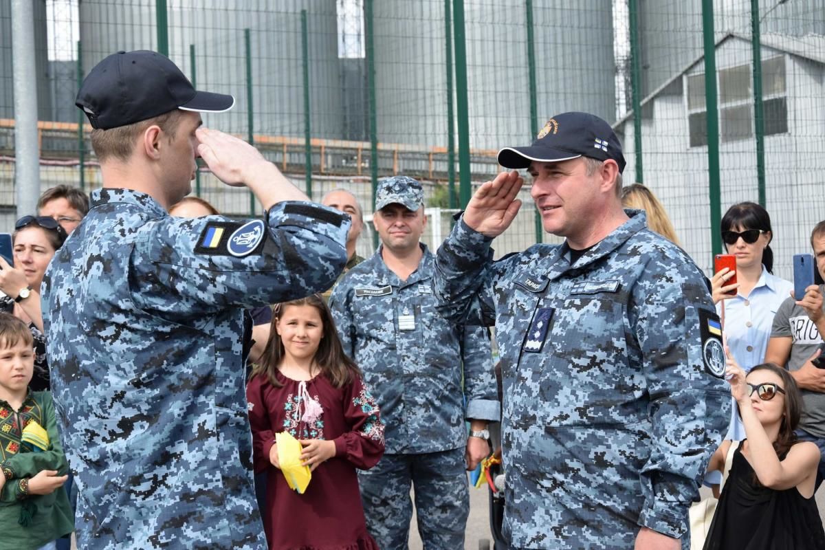 Освобожденные из российского плена моряки вернулись домой в Одессу