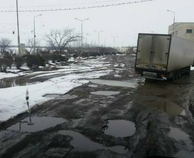 Дорога на КПП Албица представляет собой удручающее зрелище