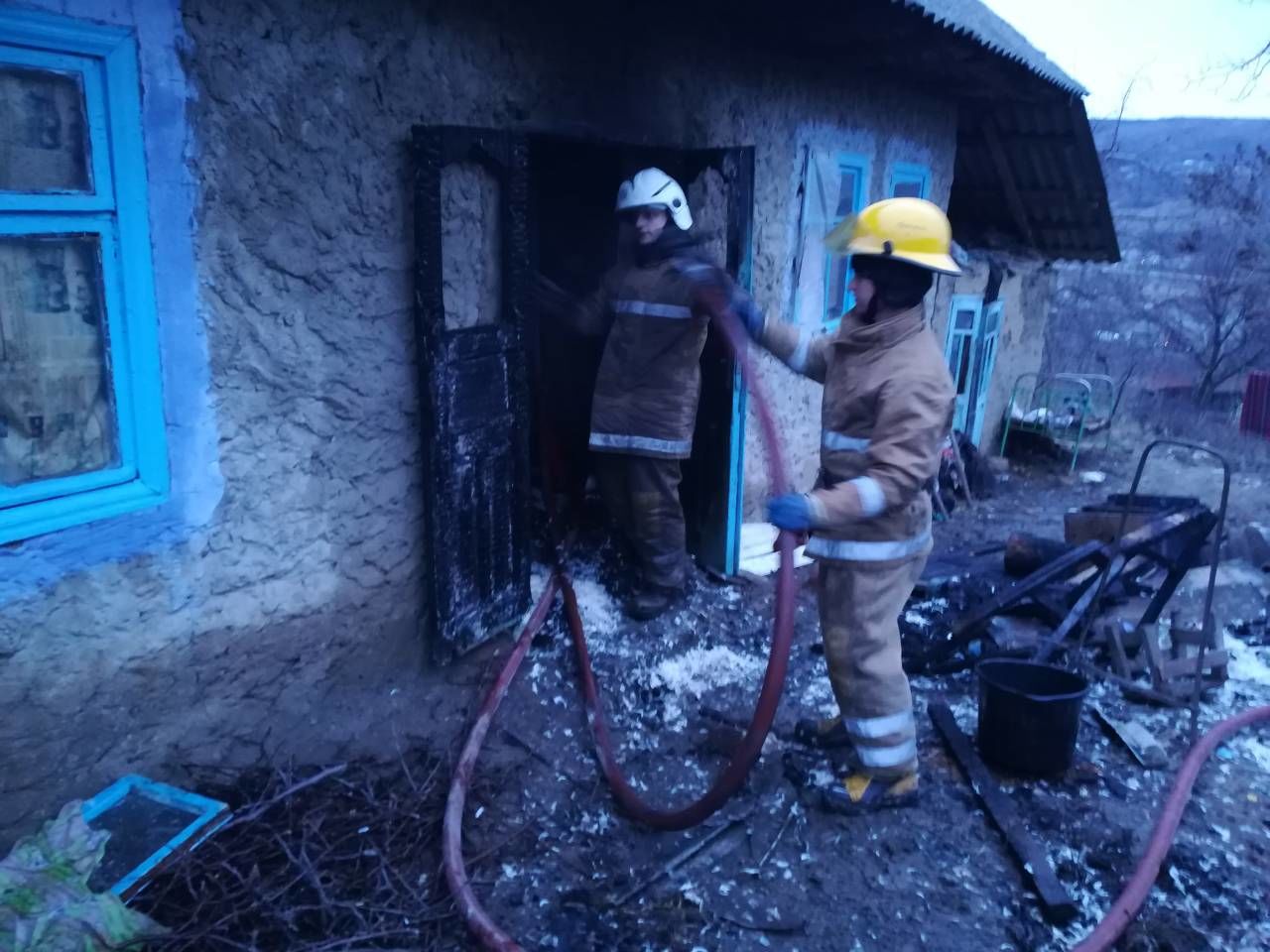 В Ниспоренах пожарные более часа пытались потушить пожар