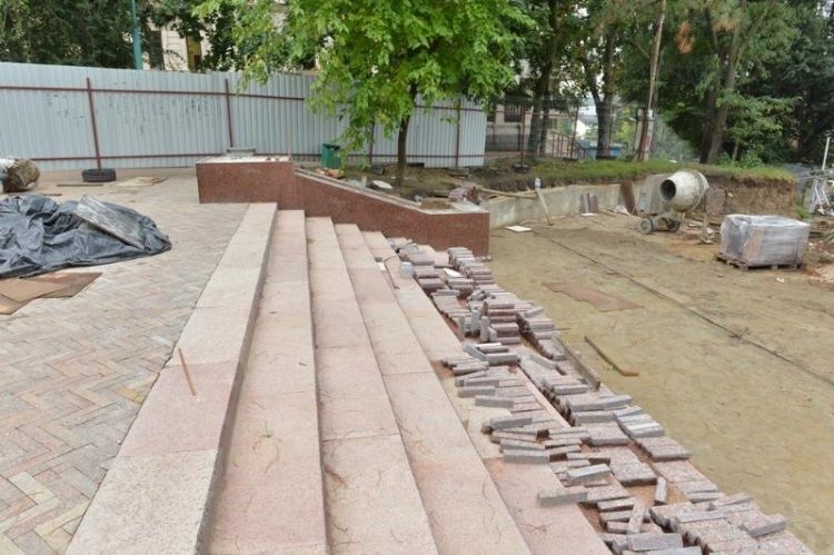 Мэрия: ремонт гранитной лестницы в "Валя Морилор" идет по графику