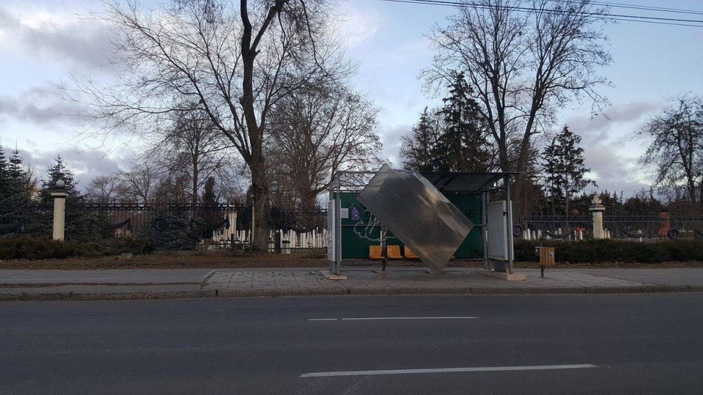 У Мемориала ветер снёс крышу с остановки
