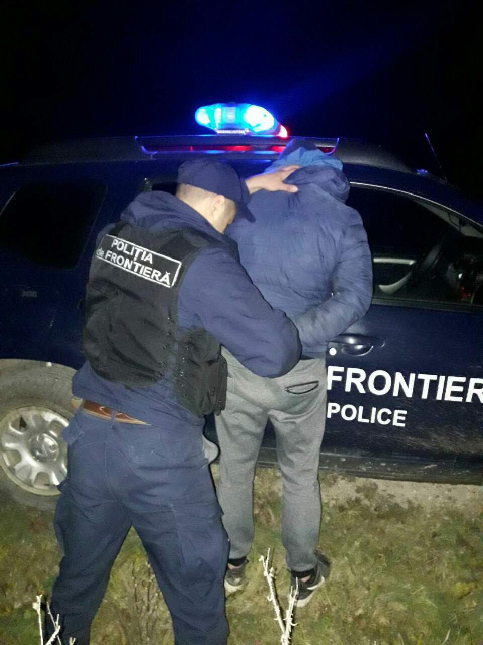 Un moldovean, prins când transporta spre Prut trei colete cu ţigări
