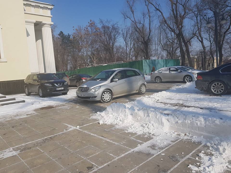 Parcul Catedralei s-a transformat în parcare. Cum și-au lăsat mașinile șoferii care s-au dus la liturghie