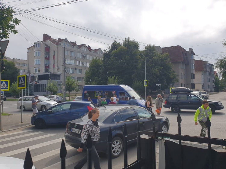 Маршрутка попала в ДТП в центре столицы: пострадала 18-летняя девушка