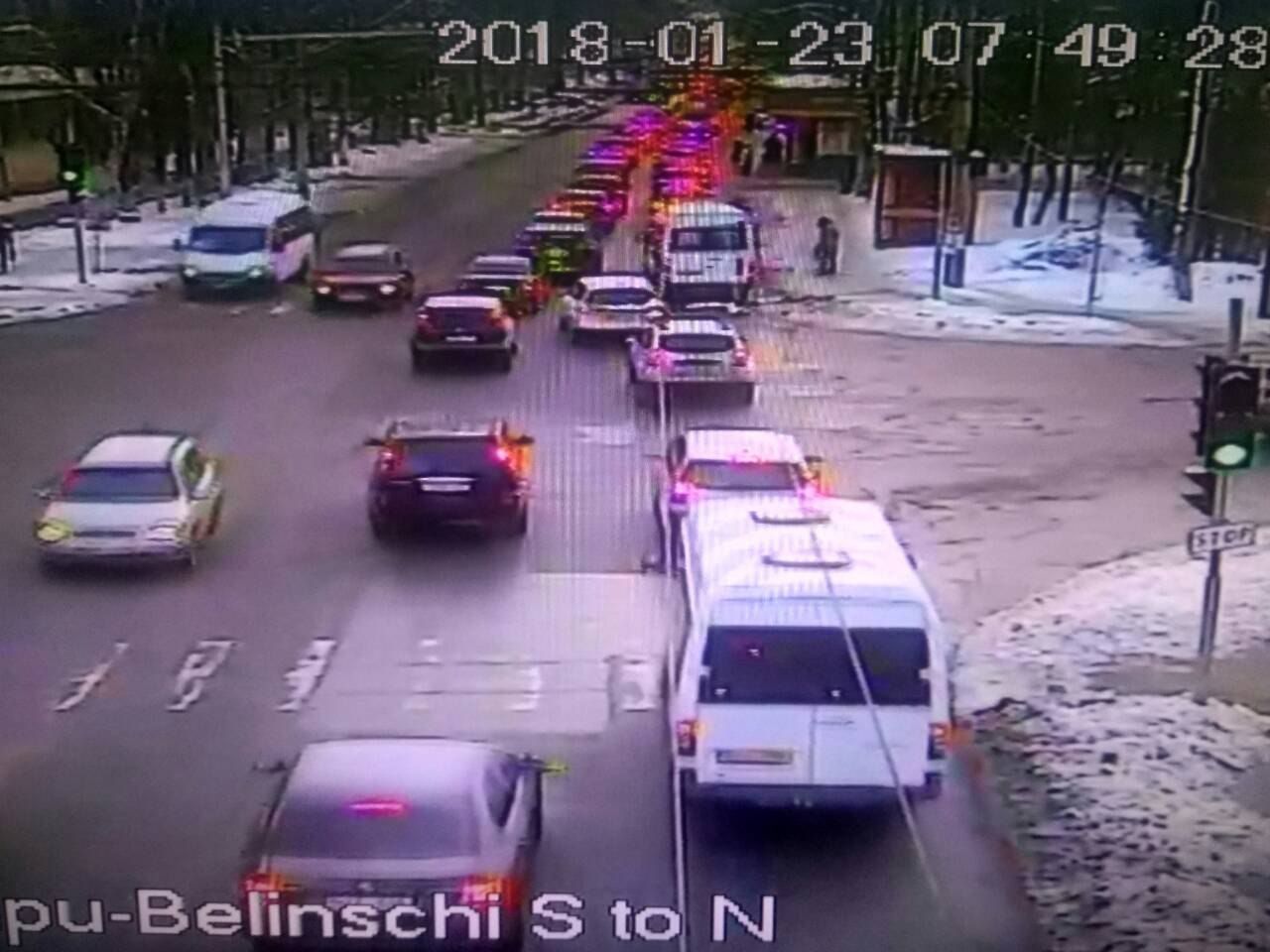 Служба InfoTrafic рекомендует водителям избегать некоторых улиц Кишинева