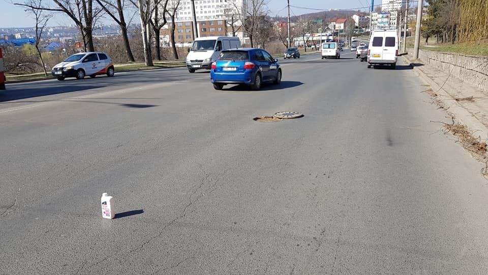 В столице отскочившая крышка канализационного люка повредила колесо машины