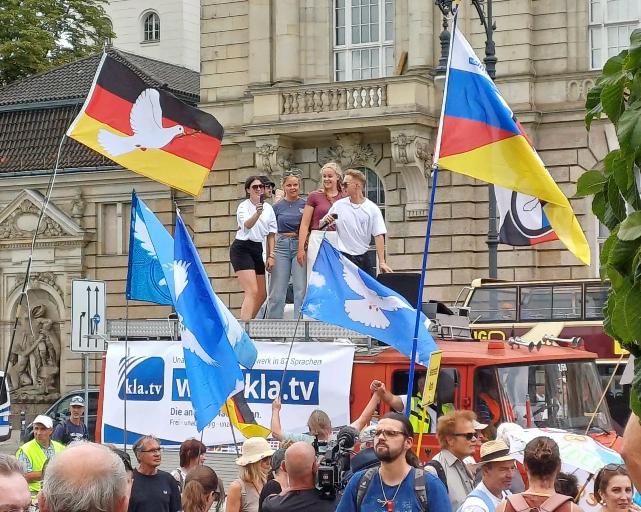 Противники коронавирусных ограничений устроили протест в Берлине