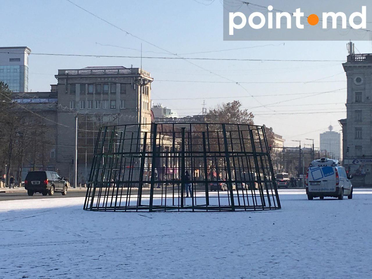 На ПВНС начали устанавливать новогоднюю елку