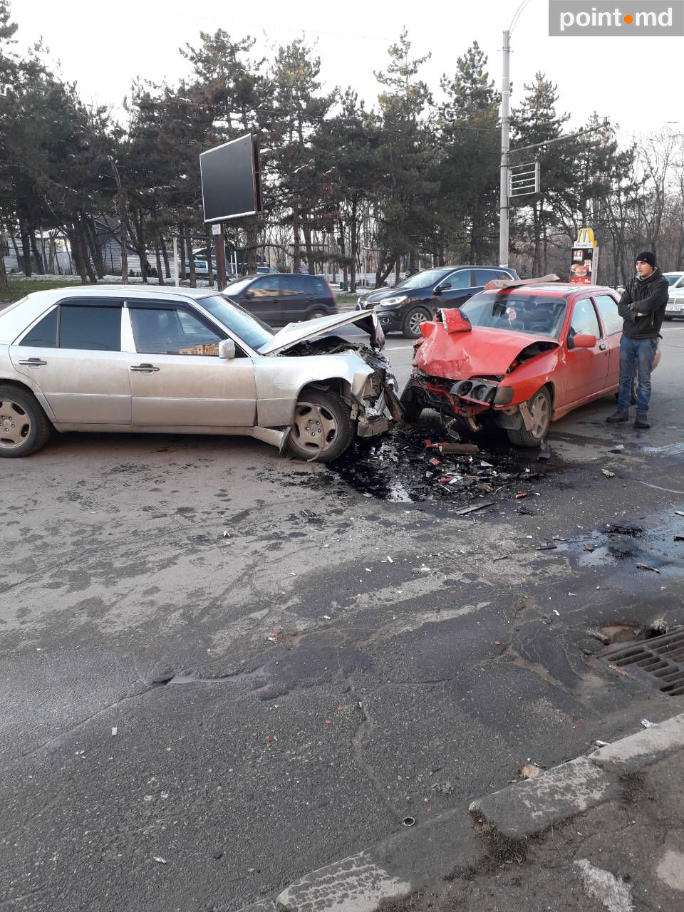 Accident groaznic în Capitală: Două mașini, făcute zob