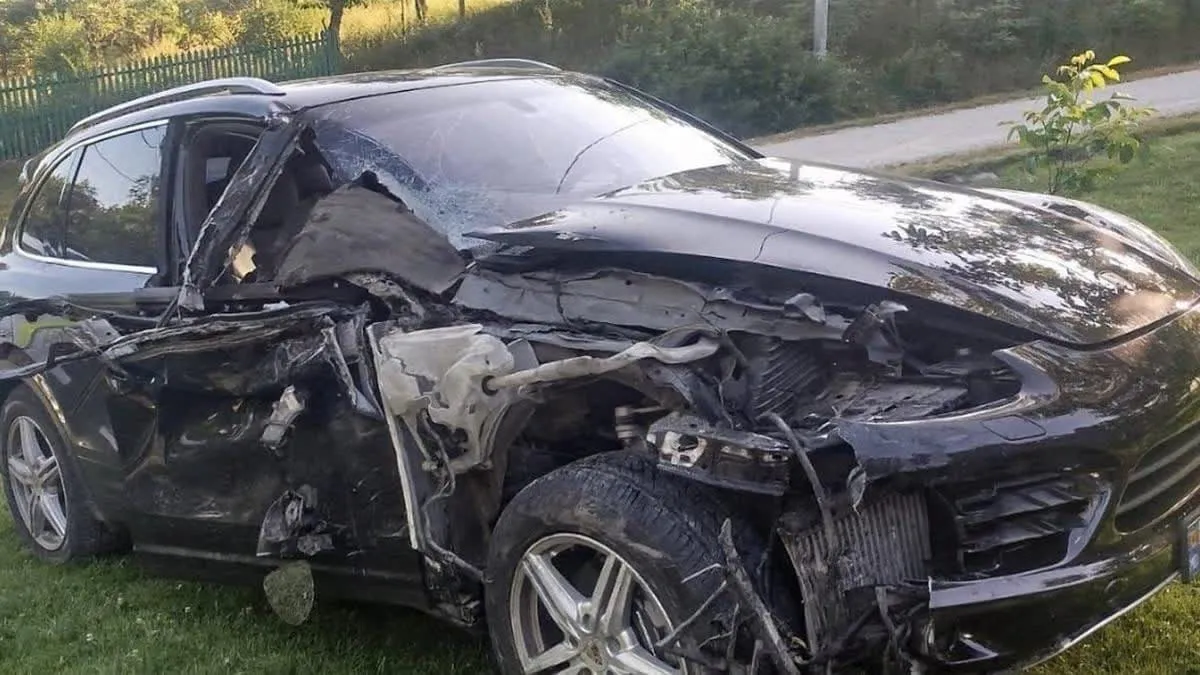Полицейский разбил Porsche и скрылся с места ДТП в Унгенах: предполагается, что он был пьян