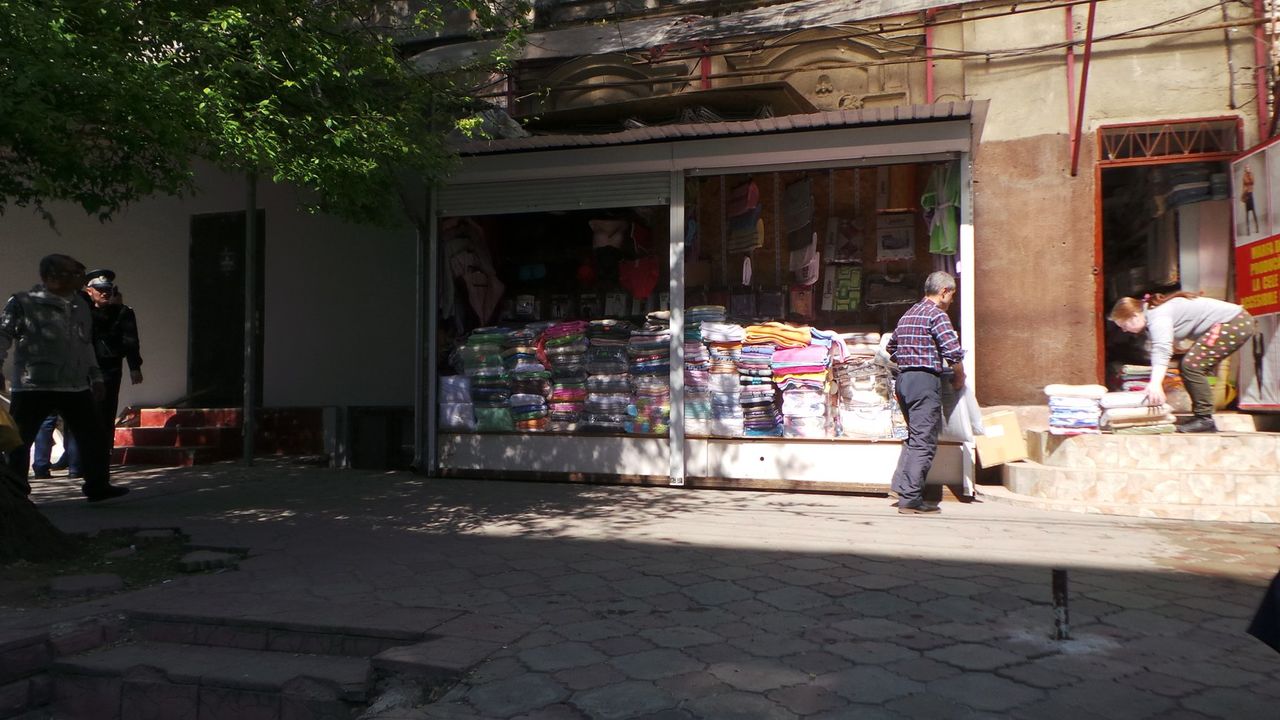 Борьба с незаконной торговлей: в столице демонтируют навесы