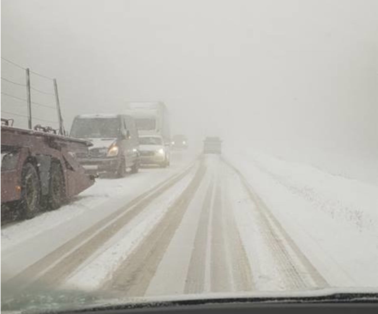 Движение на национальных трассах затруднено из-за снегопада