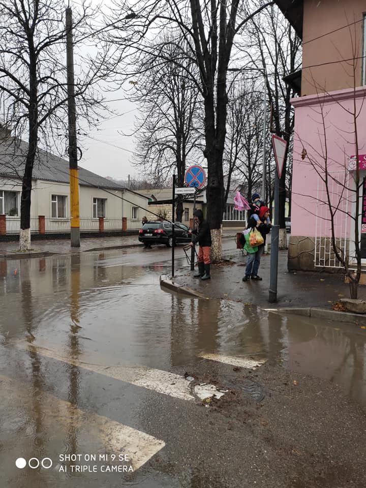 В Сороках мужчина устроил рыбалку посреди дороги