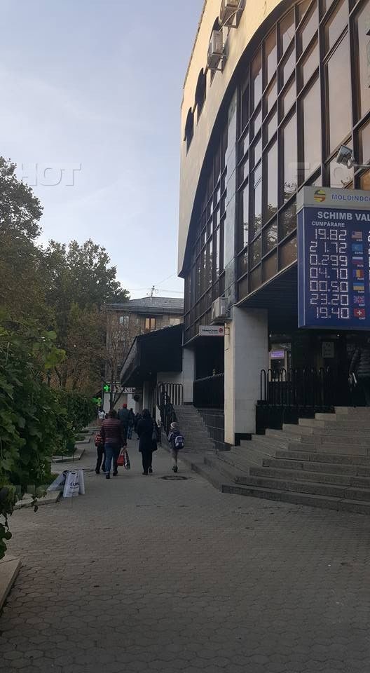 В центре Кишинева "забыли" пакеты с агитационными плакатами за Мариана Лупу
