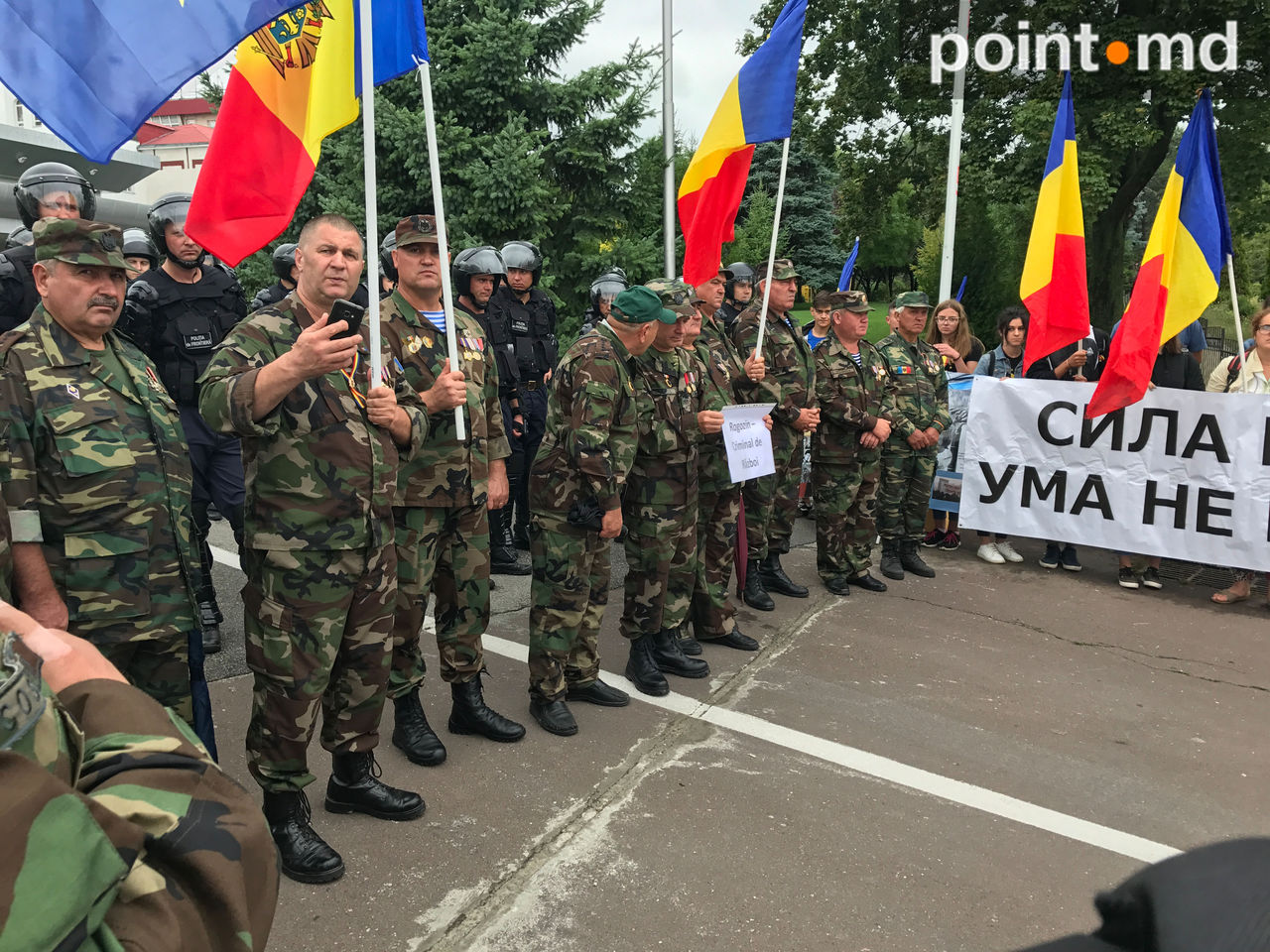 Dmitri Rogozin, primit cu proteste pe aeroportul din Chișinău