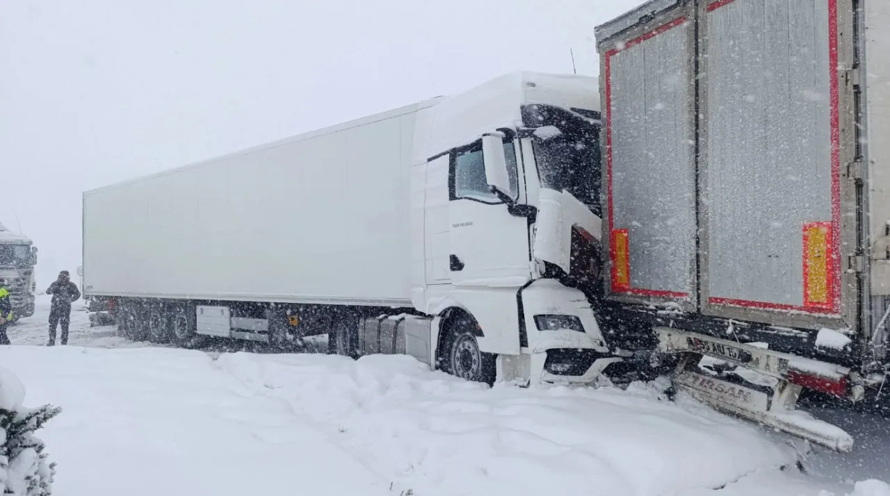 Haos pe șosele: Ninsoarea a provocat două accidente în lanț pe o autostradă din Turcia