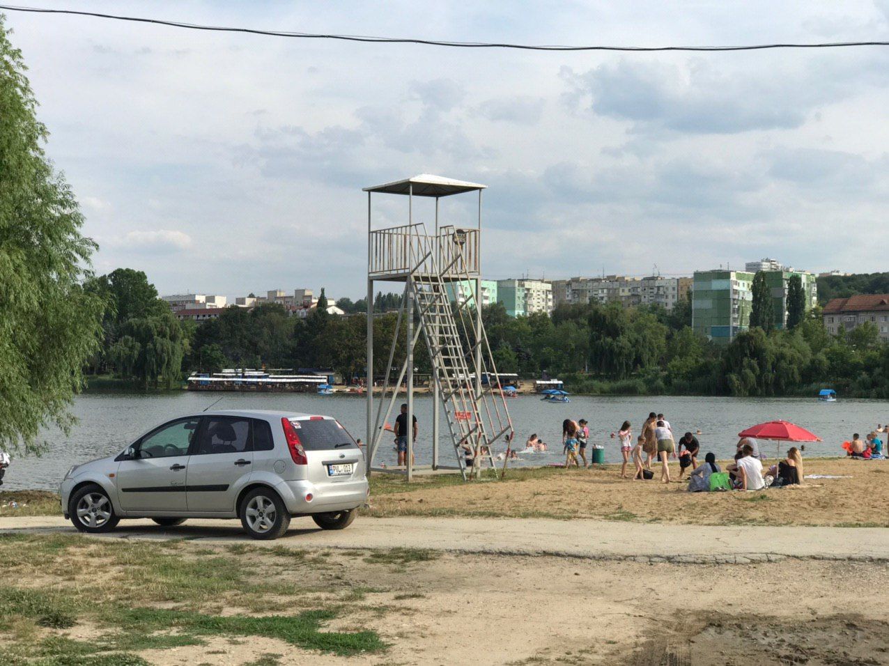 Автомобилисты стали парковаться прямо в парке на Скулянке