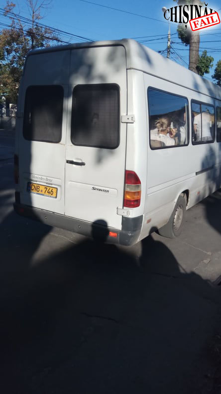 В Кишиневе водитель маршрутки выкинул из окна оброненный пассажиркой браслет