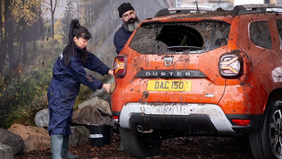 Dacia представила первую в мире бесплатную грязевую ванну для внедорожников