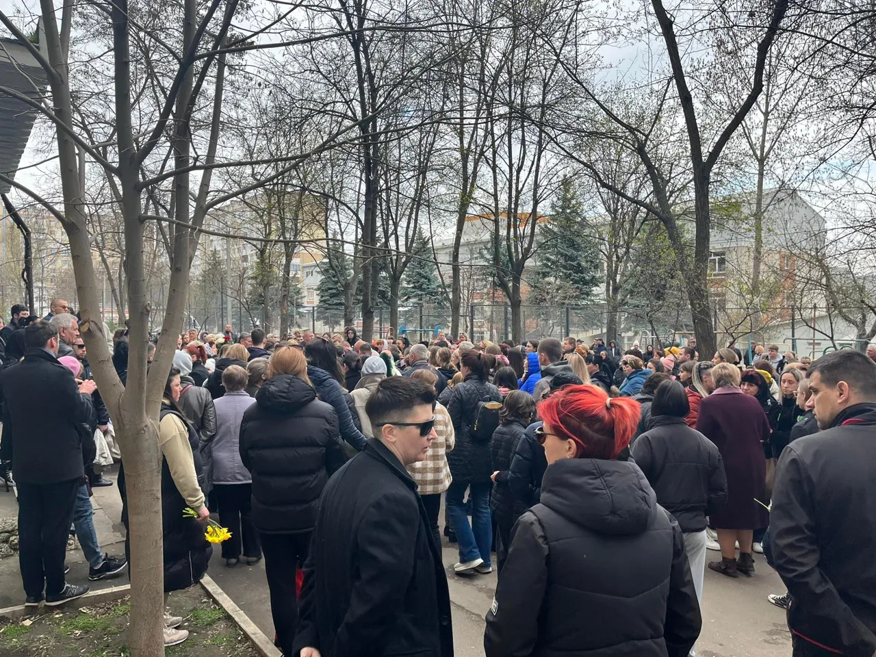 Родные и друзья прощаются со сбитой на Чеканах девочкой