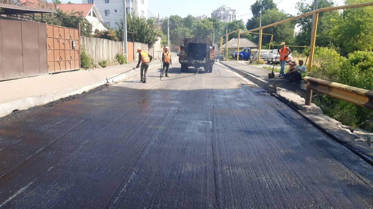 Жители принесли воду и плацинды рабочим, ремонтирующим улицу