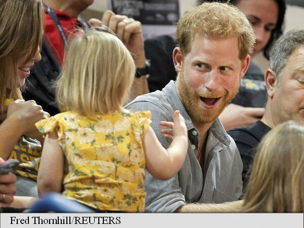 Scenă adorabilă la Jocurile Invictus: O fetiță fură popcorn din punga prințului Harry