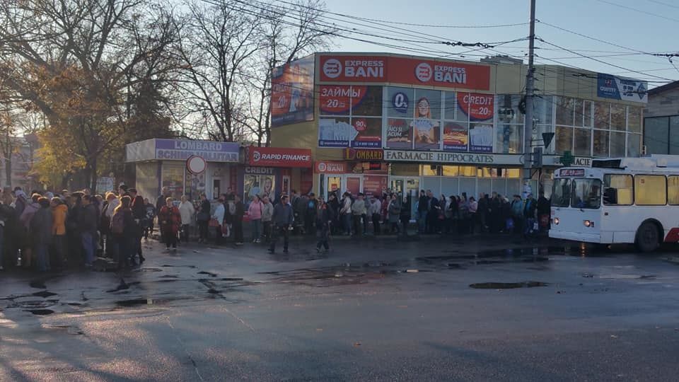 Огромные очереди выстроились в Бельцах за проездными билетами