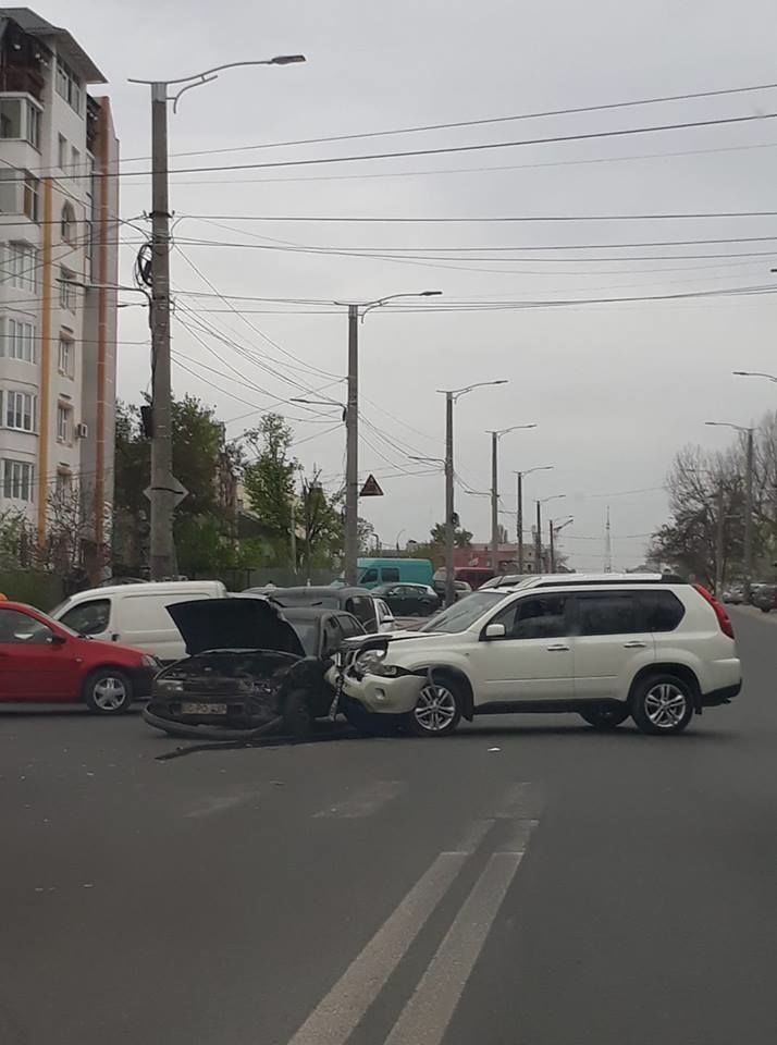 На столичном перекрестке столкнулись два автомобиля