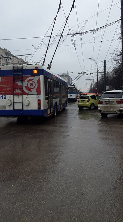 Сломавшееся авто парализовало движение троллейбусов на Рышкановке