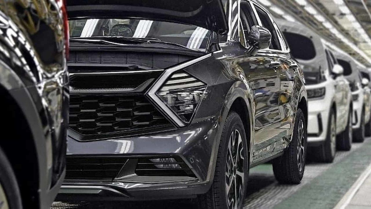 Совершенно новый Kia Sportage засняли на сборочном конвейере