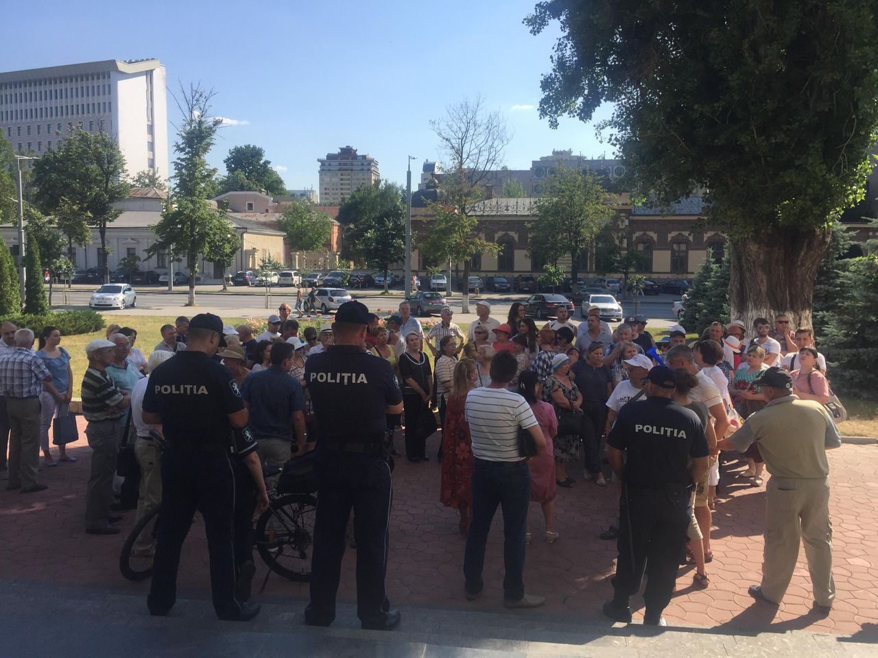 Сторонники Нэстасе устроили протест перед зданием суда