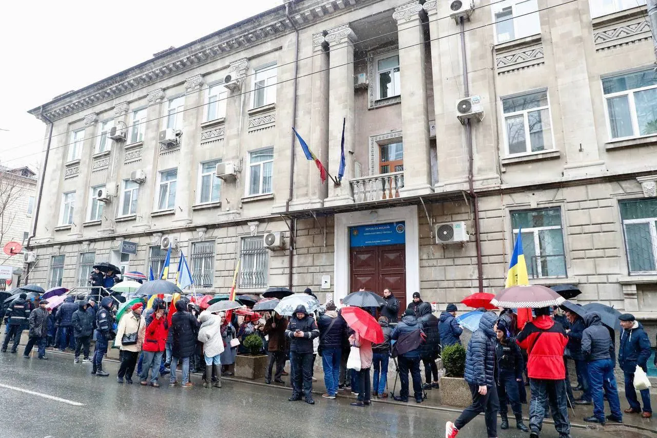 БКС провел акцию протеста у здания ЦИКа