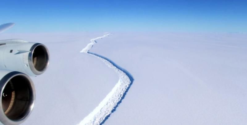 Cel mai mare aisberg din lume se desprinde acum de Antarctica