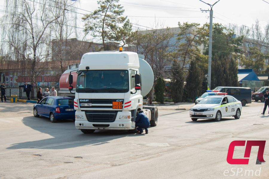 В Бельцах бензовоз не смог разъехаться с легковушкой