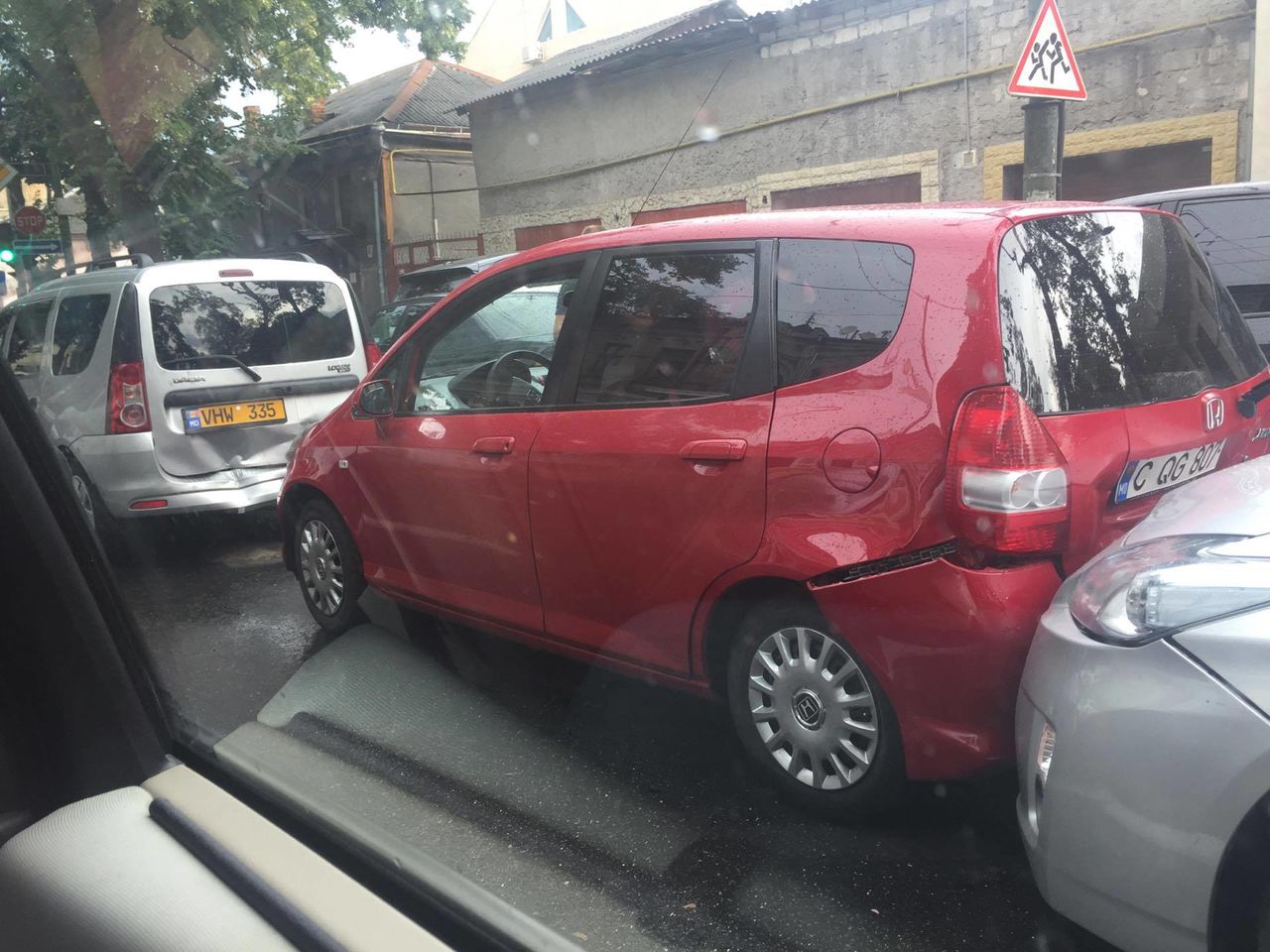 Accident în lanț pe o stradă din Capitală. Trei mașini s-au ciocnit violent
