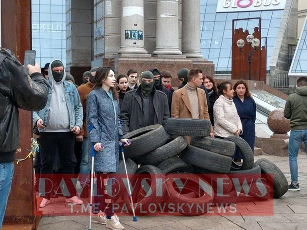 В Киеве люди в масках принесли покрышки на Майдан