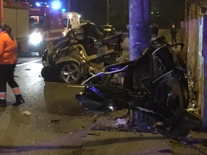 Accident cumplit: BMW făcut bucăți. Acul, blocat la 200 km/h