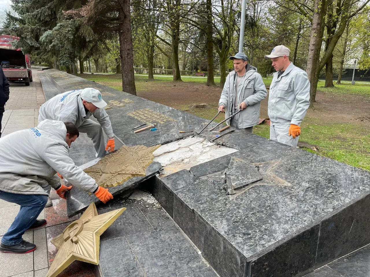 В Луцке начали демонтаж советской символики на Мемориале Вечной Славы