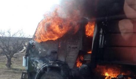 O maşină a luat foc în apropiere de Grătieşti; Din fericire, nimeni nu a avut de suferit