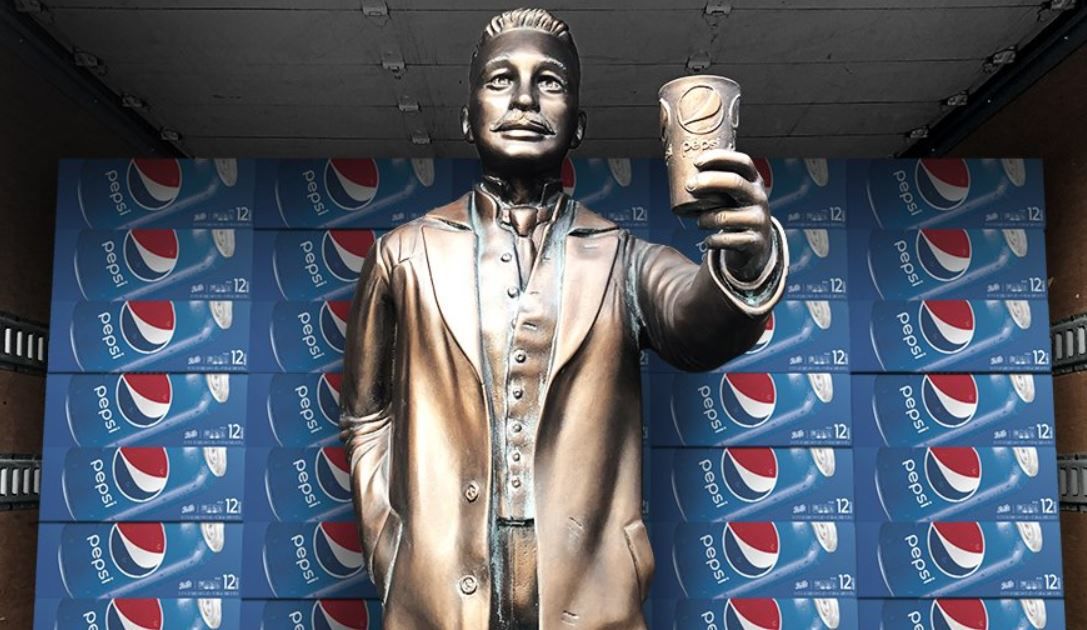 Pepsi поставила статую своего основателя напротив создателя Coca-Cola