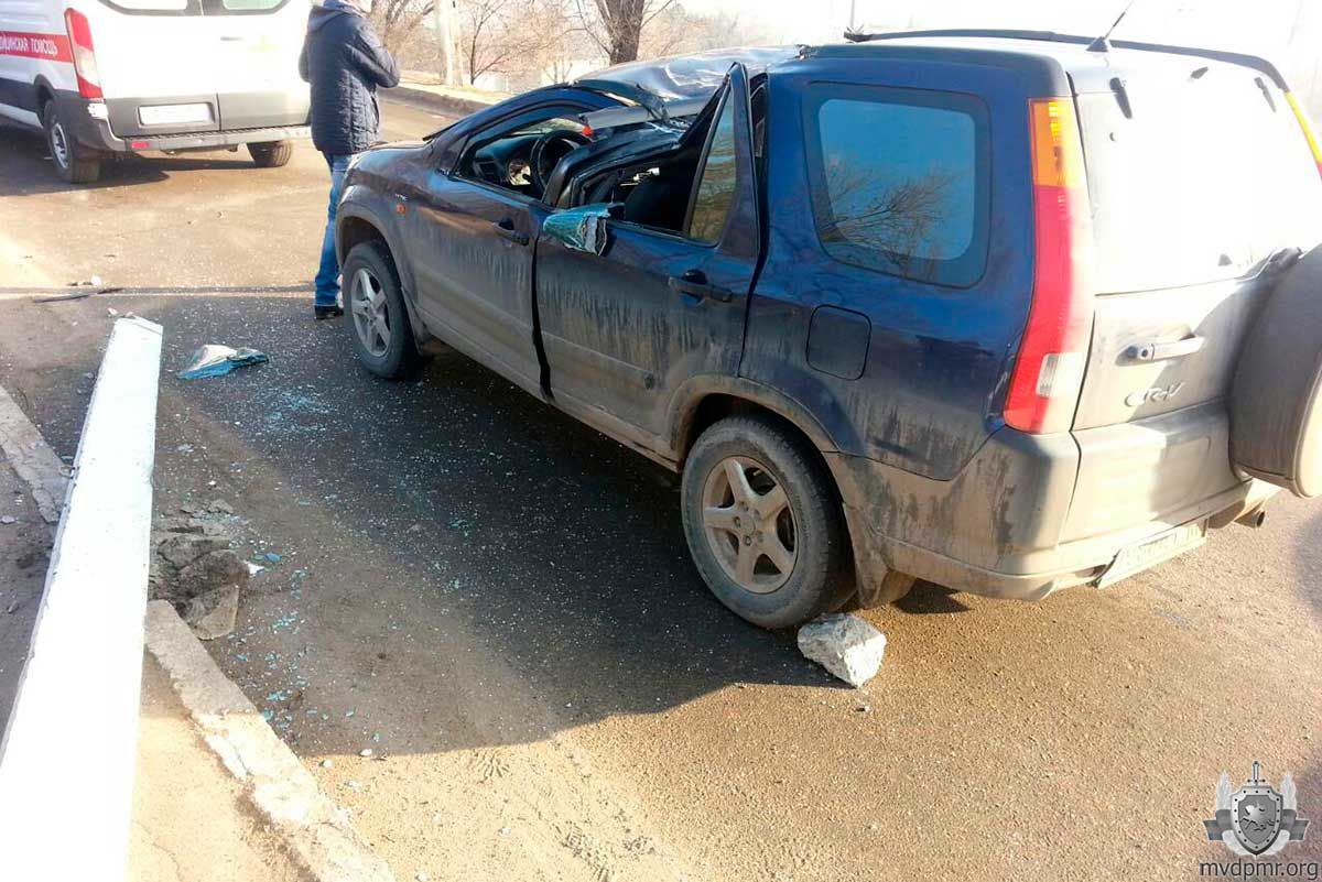В Бендерах столб, сваленный одним автомобилем, рухнул на другой