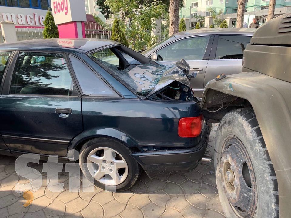 В столице водитель грузовика въехал в припаркованные автомобили