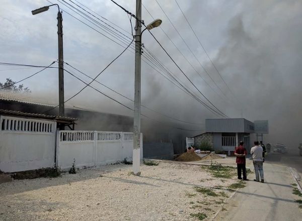 В столице горит цех по производству окон и дверей из ПВХ