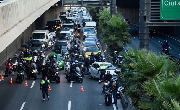 В Каталонии протестующие блокируют движение поездов и машин