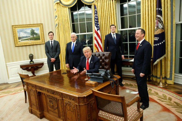 Donald Trump și-a redecorat biroul de la Casa Albă. Așa arată acum
