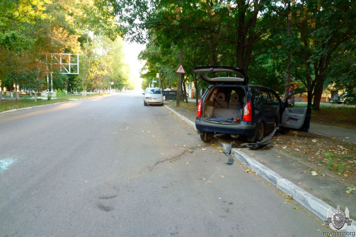 В Тирасполе водитель не справился с управлением и врезался в дерево