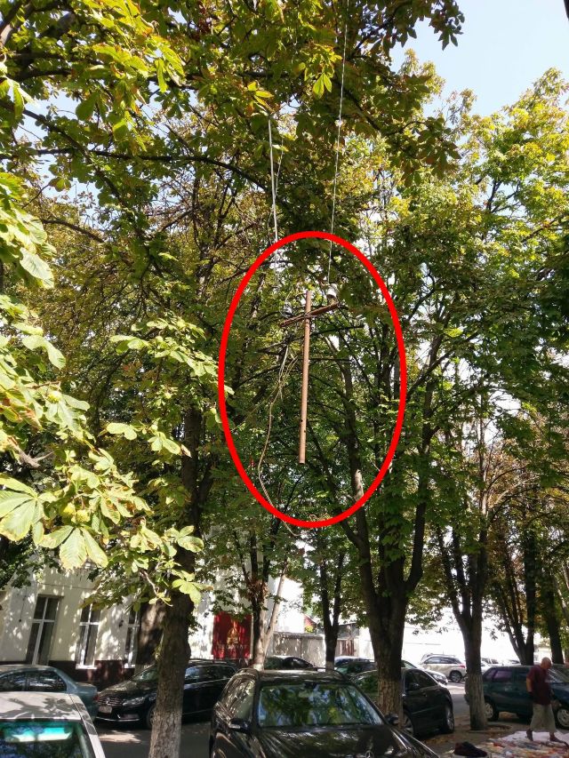 В Кишиневе над тротуаром болтается столб