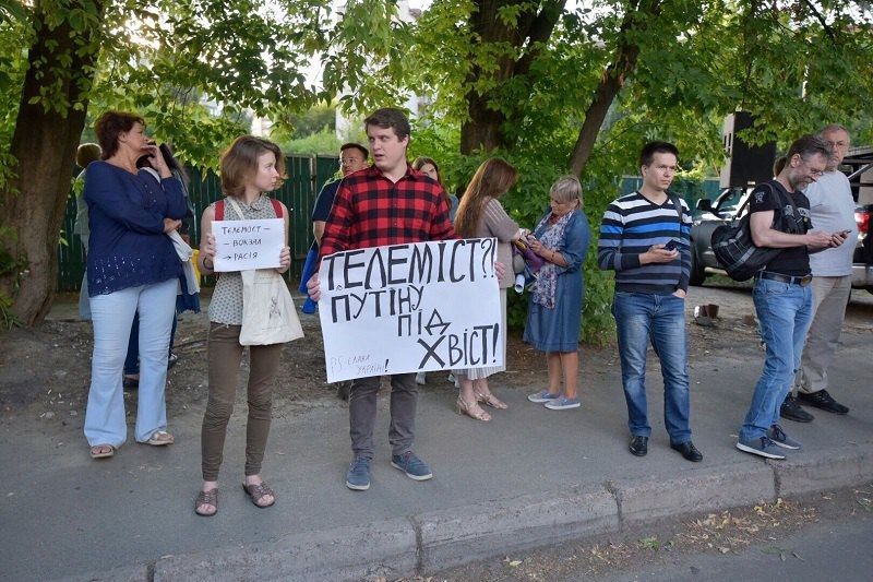 Здание NewsOne закидали шашками и файерами
