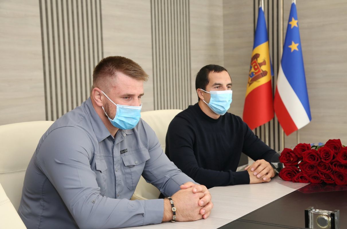 Влах поздравила Романова с победой в UFC: Пример для всех политиков